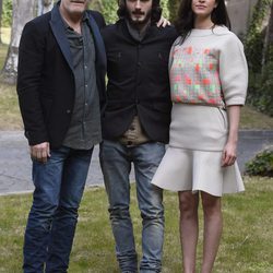 Lluis Homar, Blanca Romero y Yon González en la presentación de 'Bajo sospecha'