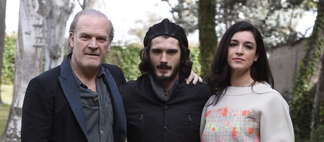 Lluis Homar, Blanca Romero y Yon González en la presentación de 'Bajo sospecha'