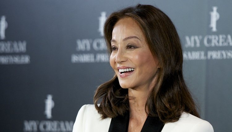 Isabel Preysler sonriente en la presentación de sus cométicos 'My Cream'