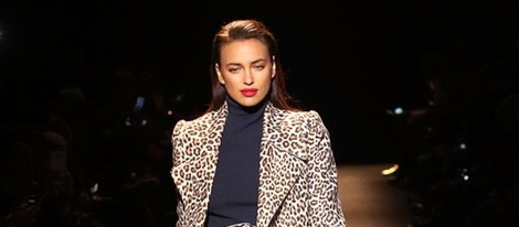 Irina Shayk desfilando en el desfile benéfico de Naomi Campbell en Nueva York Fashion Week