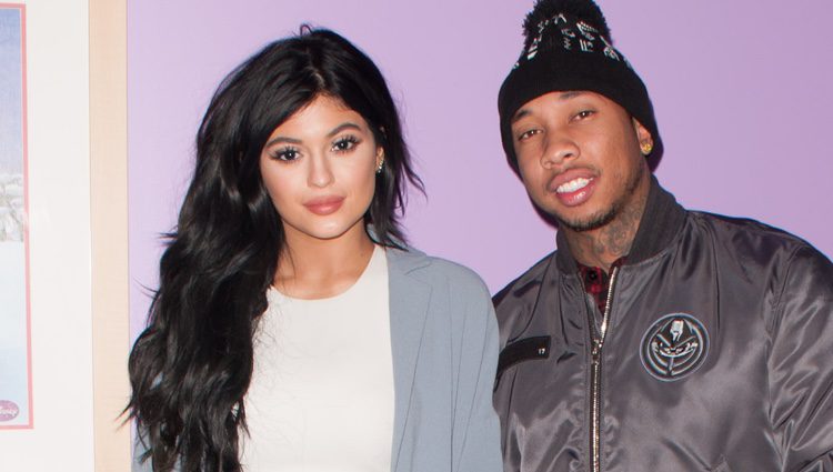 Kylie Jenner y el rapero Tyga en hospital infantil de Los Ángeles