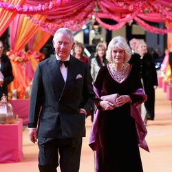 El Príncipe Carlos y Camilla Parker Bowles en el estreno de 'El nuevo exótico Hotel Marigold'