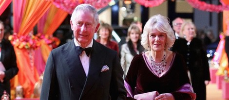 El Príncipe Carlos y Camilla Parker Bowles en el estreno de 'El nuevo exótico Hotel Marigold'