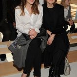 Dakota Johnson y Julianne Moore en el desfile de Hugo Boss en Nueva York Fashion Week otoño/invierno 2015/2016