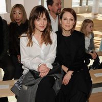 Dakota Johnson y Julianne Moore en el desfile de Hugo Boss en Nueva York Fashion Week otoño/invierno 2015/2016