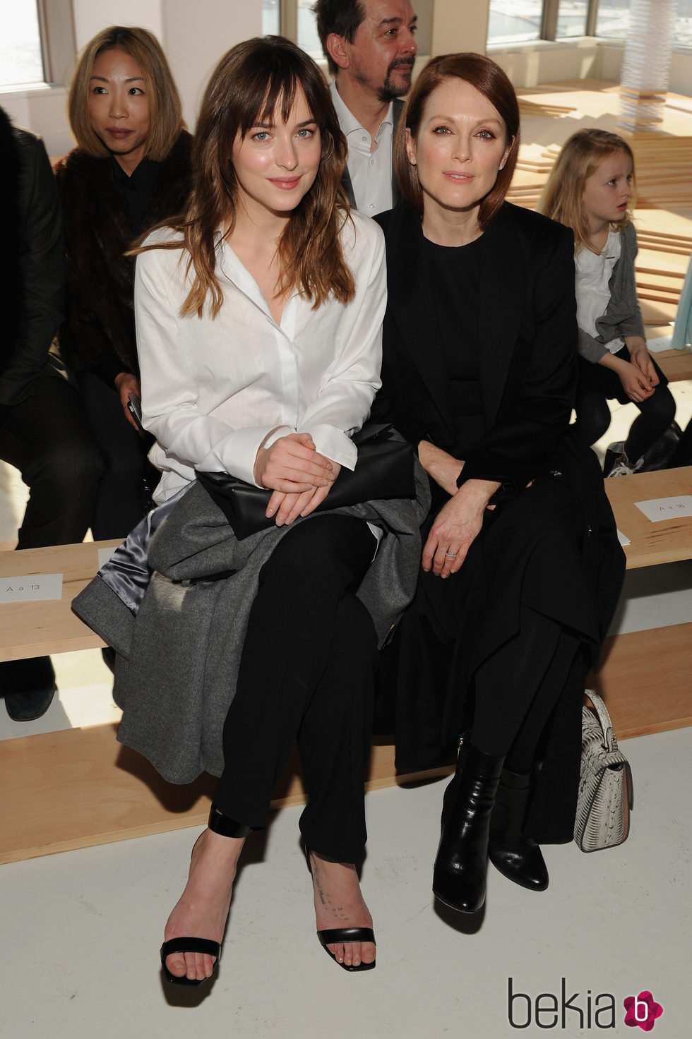 Dakota Johnson y Julianne Moore en el desfile de Hugo Boss en Nueva York Fashion Week otoño/invierno 2015/2016