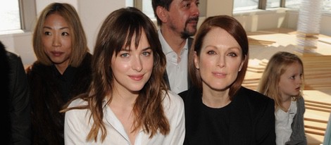 Dakota Johnson y Julianne Moore en el desfile de Hugo Boss en Nueva York Fashion Week otoño/invierno 2015/2016