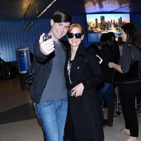 Jessica Chastain se marca un selfie con un fan en el aeropuerto de Los Angeles