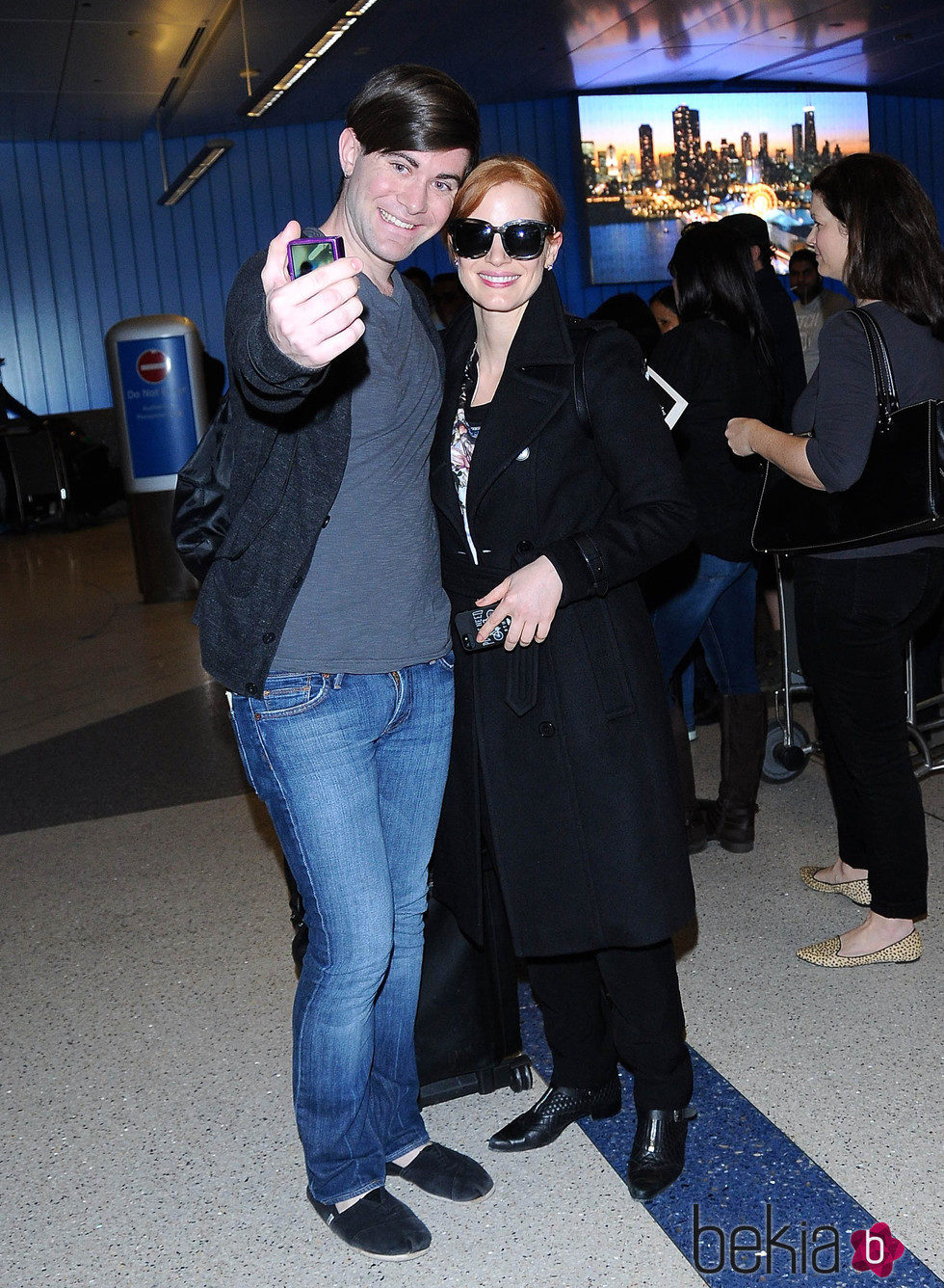 Jessica Chastain se marca un selfie con un fan en el aeropuerto de Los Angeles