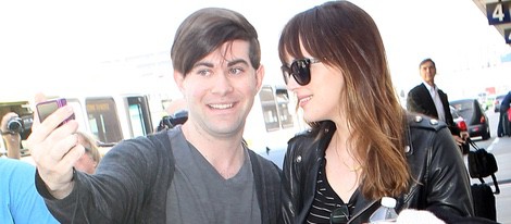 Dakota Johnson atiende a un fan en el aeropuerto de Los Angeles