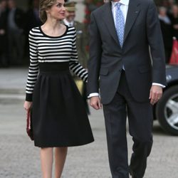 Los Reyes Felipe y Letizia charlan muy cómplices en A Coruña