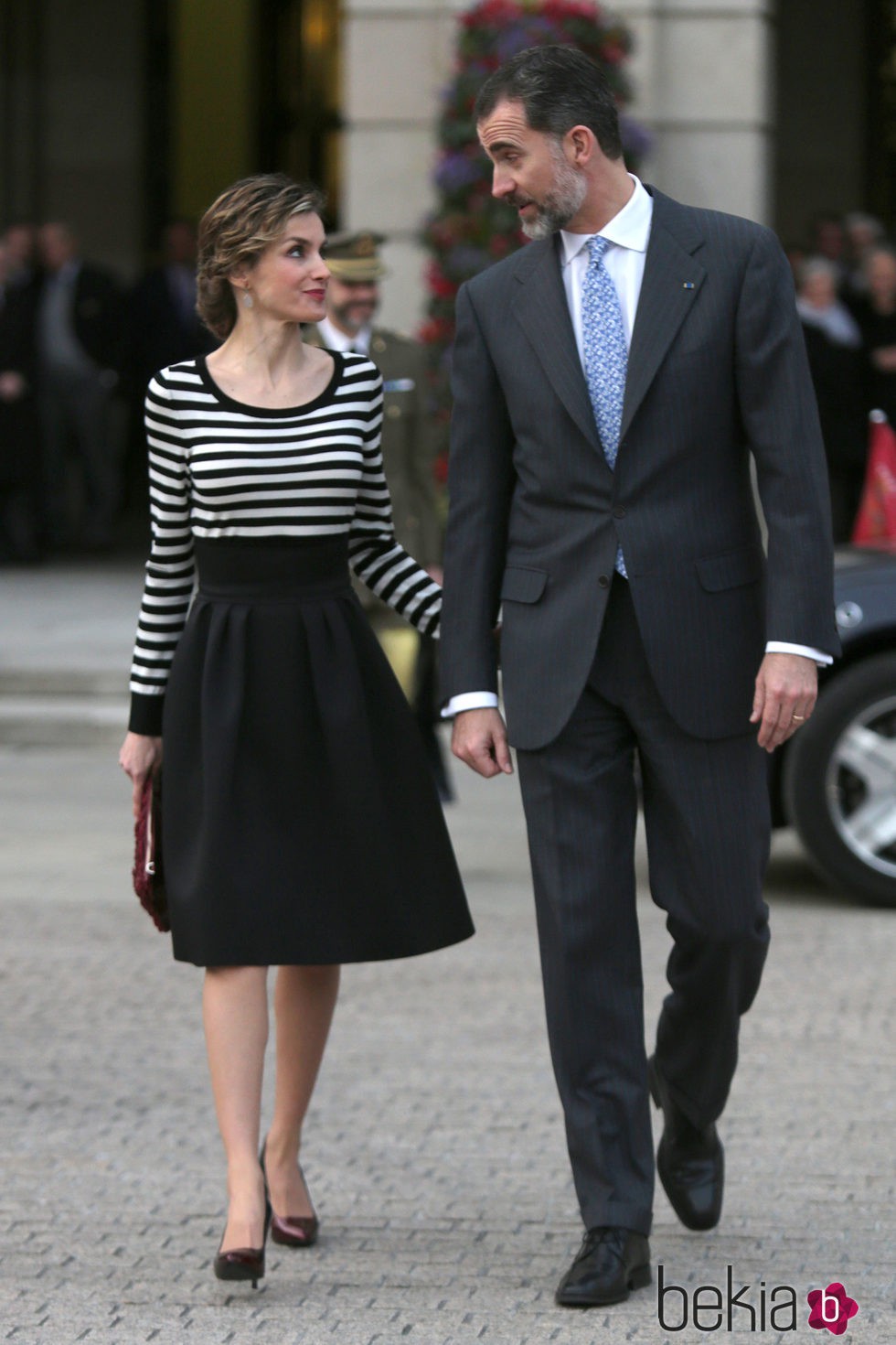 Los Reyes Felipe y Letizia charlan muy cómplices en A Coruña