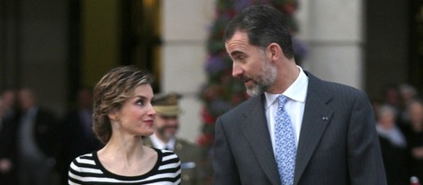 Los Reyes Felipe y Letizia charlan muy cómplices en A Coruña