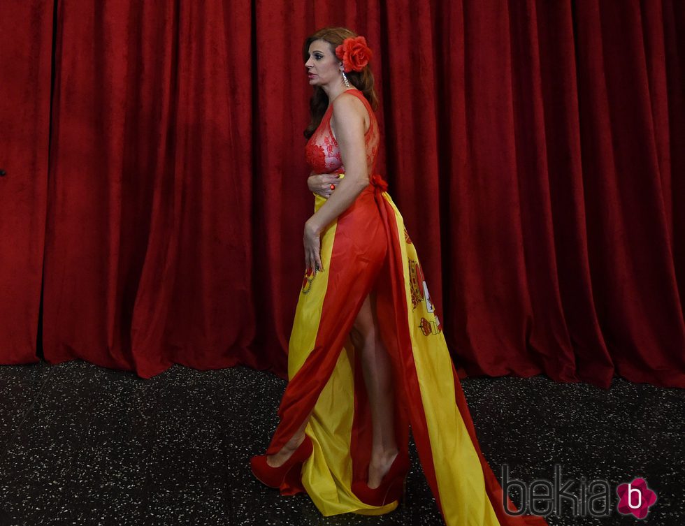 Sonia Monroy en la alfombra roja de los Oscar 2015 envuelta en la bandera española