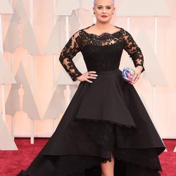 Kelly Osbourne llega a la alfombra roja de los Oscar 2015