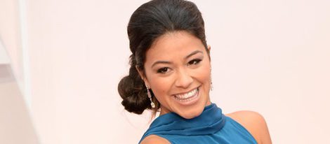 Gina Rodriguez posa en la alfombra roja de los Oscar 2015 