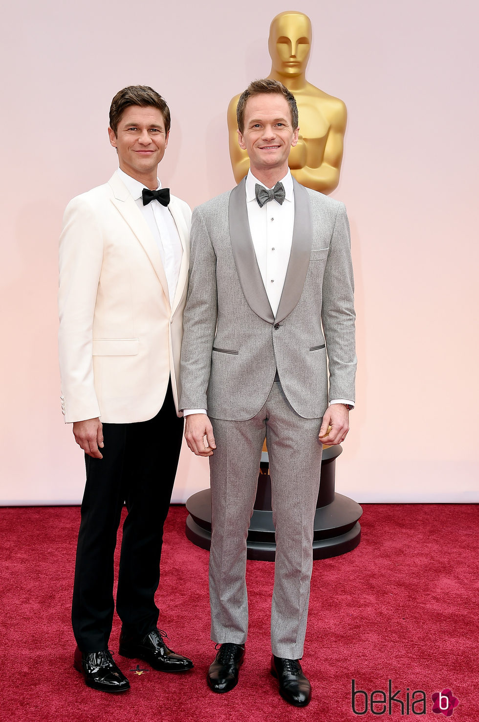 Neil Patrick Harris posa junto a su marido David Burtka en la alfombra roja de los Oscar 2015