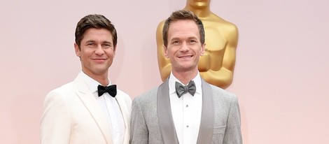 Neil Patrick Harris posa junto a su marido David Burtka en la alfombra roja de los Oscar 2015