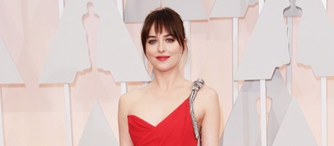 Dakota Johnson llega a la alfombra roja de los Oscar 2015