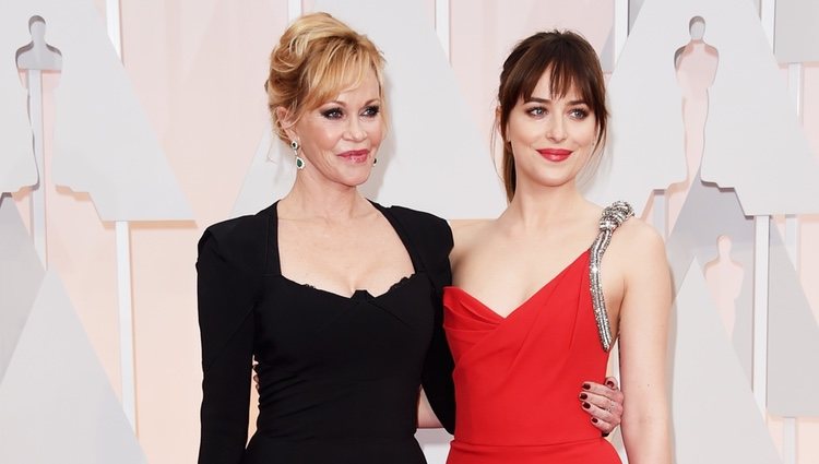 Melanie Griffith y Dakota Johnson en la alfombra roja de los premios Oscar 2015