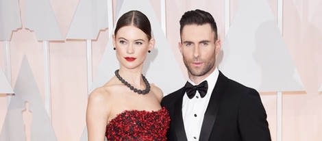 Adam Levine posa junto a su esposa Behati Prinsloo en la alfombra roja de los Oscar 2015