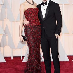 Adam Levine posa junto a su esposa Behati Prinsloo en la alfombra roja de los Oscar 2015