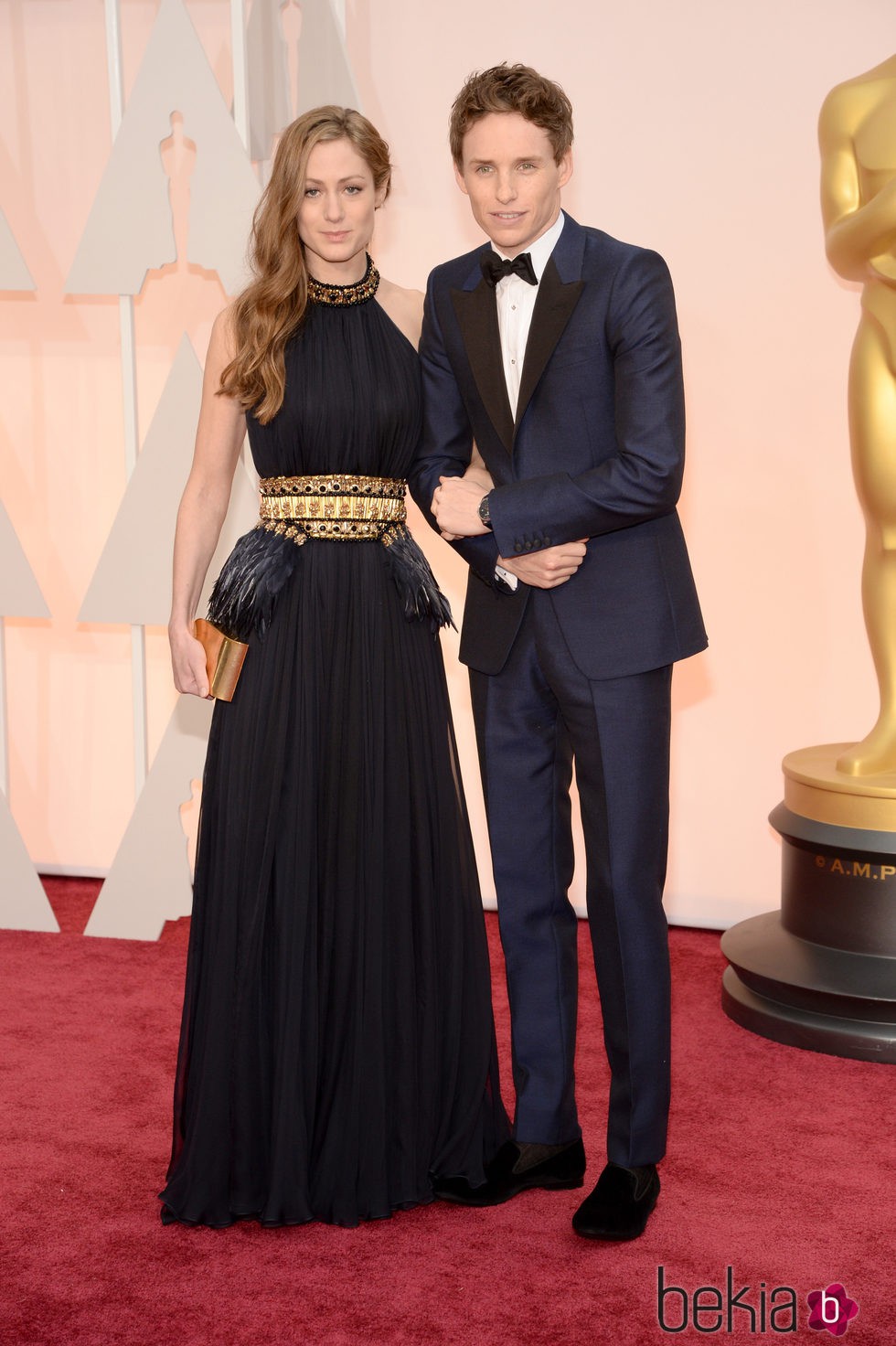 Eddie Redmayne posa junto a su esposa Hannah Bagshawe en la alfombra roja de los Oscar 2015