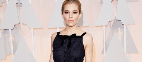 Sienna Miller llega a la alfombra roja de los premios Oscar 2015