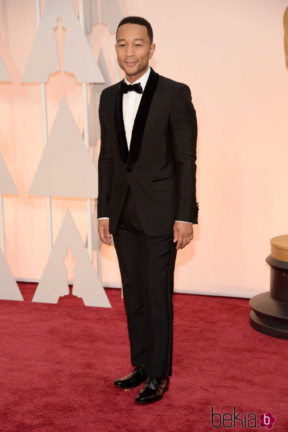 John Legend posa a su llegada a la alfombra roja de los Oscar 2015