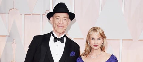 J.K. Simmons posa junto a su mujer Michelle Schumacher en la alfombra roja de los Oscar 2015