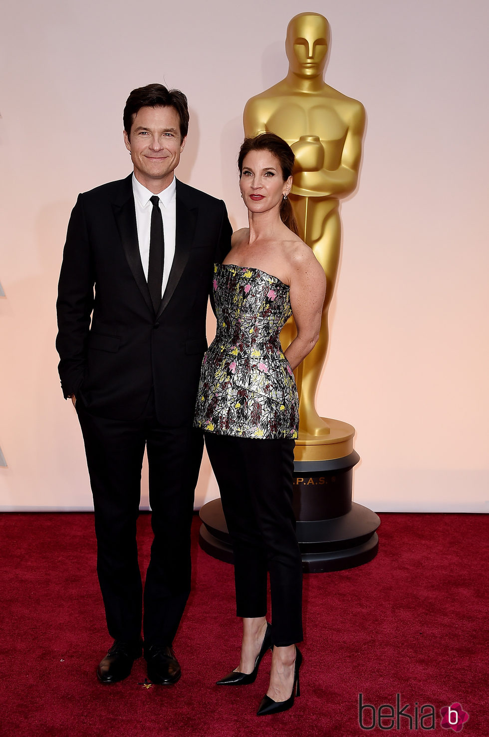 Jason Bateman y Amanda Anka posan en la alfombra roja de los Oscar 2015