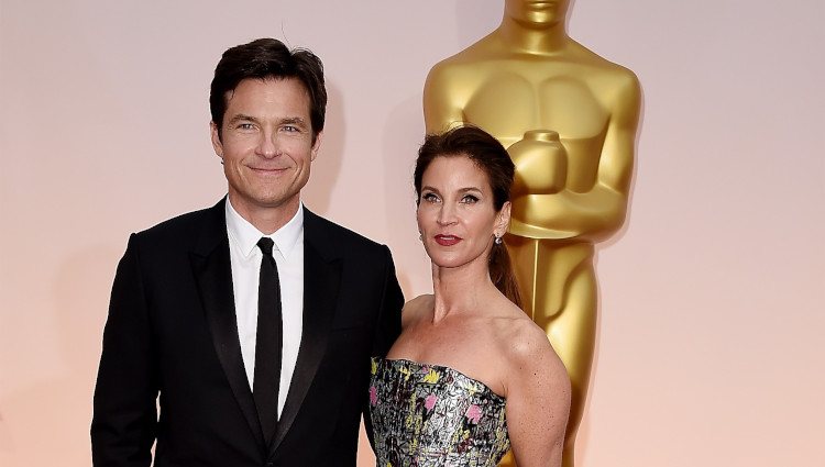 Jason Bateman y Amanda Anka posan en la alfombra roja de los Oscar 2015