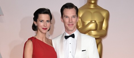 Benedict Cumberbatch posa junto a su mujer Sophie Hunter en la alfombra roja de los Oscar 2015