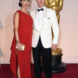 Benedict Cumberbatch posa junto a su mujer Sophie Hunter en la alfombra roja de los Oscar 2015