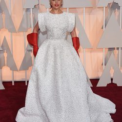 Lady Gaga llega a la alfombra roja de los Oscar 2015