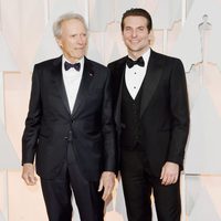 Bradley Cooper posa junto a Clint Eastwood en la alfombra roja de los premios Oscar 2015