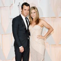 Jennifer Aniston y su prometido Justin Theroux posan en la alfombra roja de los Oscar 2015