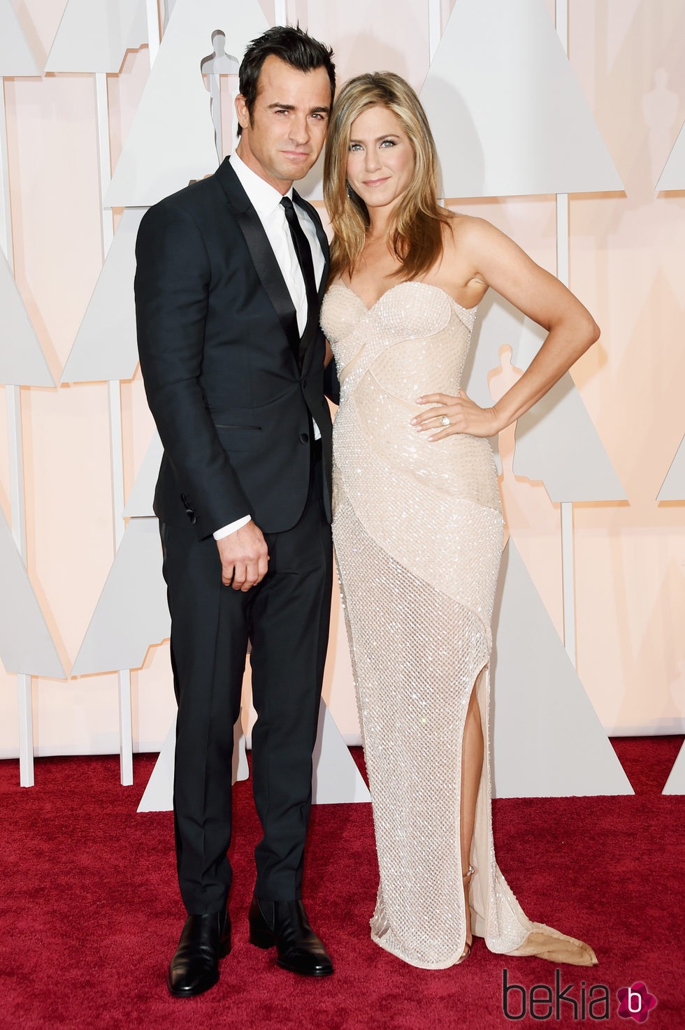 Jennifer Aniston y su prometido Justin Theroux posan en la alfombra roja de los Oscar 2015