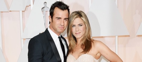 Jennifer Aniston y su prometido Justin Theroux posan en la alfombra roja de los Oscar 2015