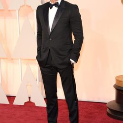 Chris Evans posa a su llegada a la alfombra roja de los Oscar 2015