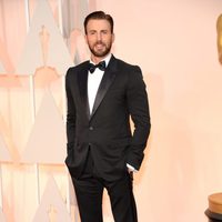 Chris Evans posa a su llegada a la alfombra roja de los Oscar 2015