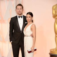 Channing Tatum y su mujer Jenna Dewan Tatum posan en la alfombra roja de los Oscar 2015