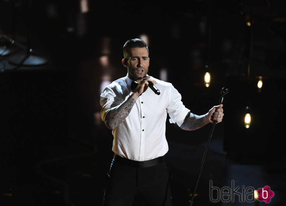 Adam Levine interpreta 'Lost Star' en la ceremonia de los Oscar 2015