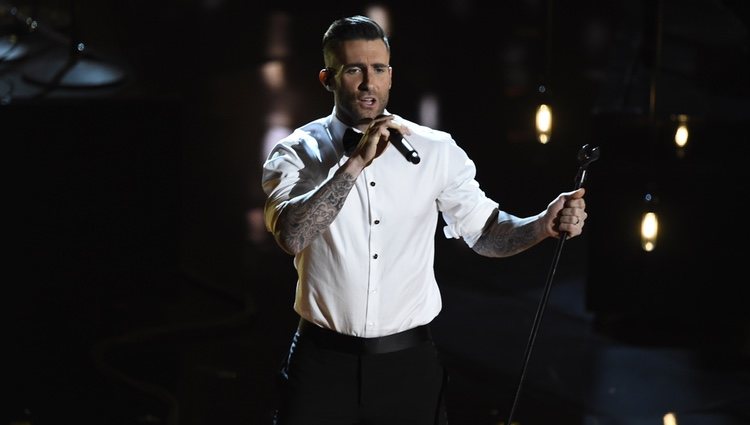 Adam Levine interpreta 'Lost Star' en la ceremonia de los Oscar 2015