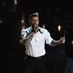 Adam Levine interpreta 'Lost Star' en la ceremonia de los Oscar 2015