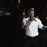 Adam Levine interpreta 'Lost Star' en la ceremonia de los Oscar 2015