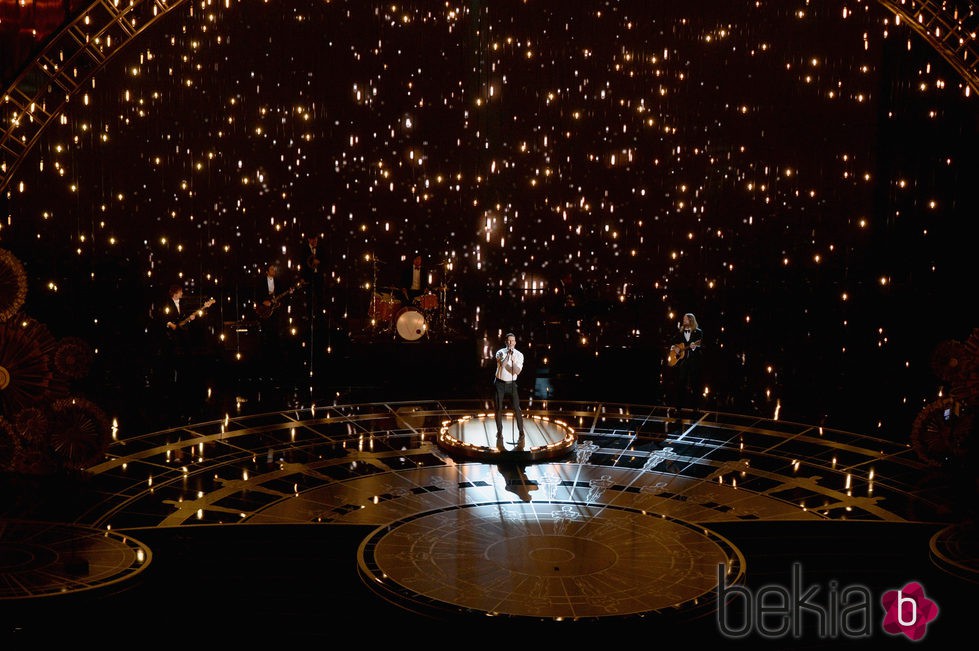 Adam Levine en el número musical de 'Lost Stars' en los Oscar 2015