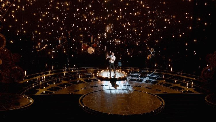 Adam Levine en el número musical de 'Lost Stars' en los Oscar 2015