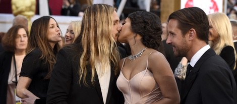 Zoe Saldaña y Marco Perego besándose en la alfombra roja de los Oscar 2015