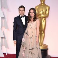 Keira Knightley y James Righton en la alfombra roja de los Oscar 2015